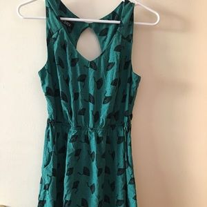 Jr Sleeveless Dress w Fan Print & Keyhole Back